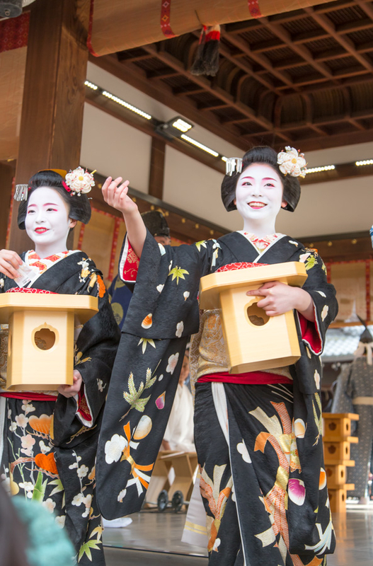 京都・八坂神社節分祭～宮川町舞妓と「お化け」芸妓の豆撒き - ROCK CD