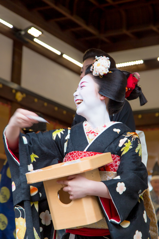 京都・八坂神社節分祭～宮川町舞妓と「お化け」芸妓の豆撒き - ROCK CD