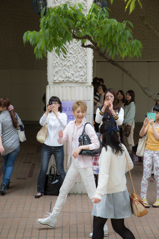 宝塚大劇場へゆく 2 入り待ちで見た不可思議な光景 Rock Cd Dvd Buyer S Guide Iii