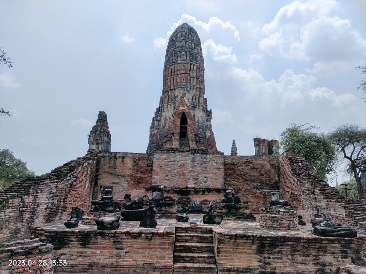 ワット・プララーム トウモロコシ型の小ぶりな塔堂（アユタヤ） おまけの会社員生活《ハケンの品格》