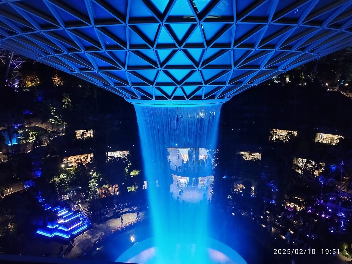 チャンギ空港「ジュエル」の人工滝を見に行く - おまけの会社員生活