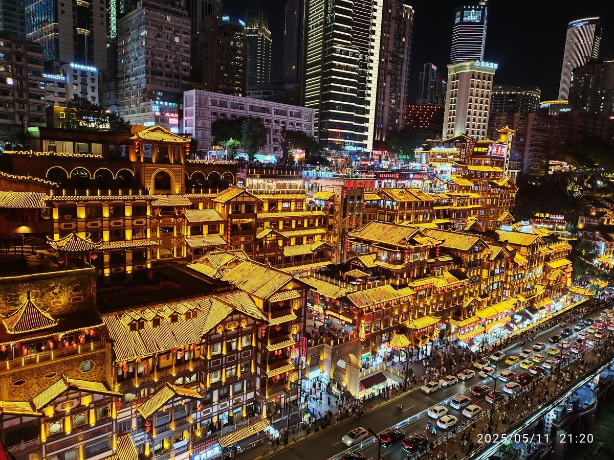 重慶 金ピカ洪崖洞 - おまけの会社員生活《ハケンの品格》