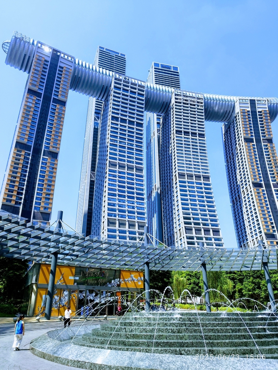 重慶ラッフルズシティ スカイウォーク（雲中漫歩） - おまけの会社員