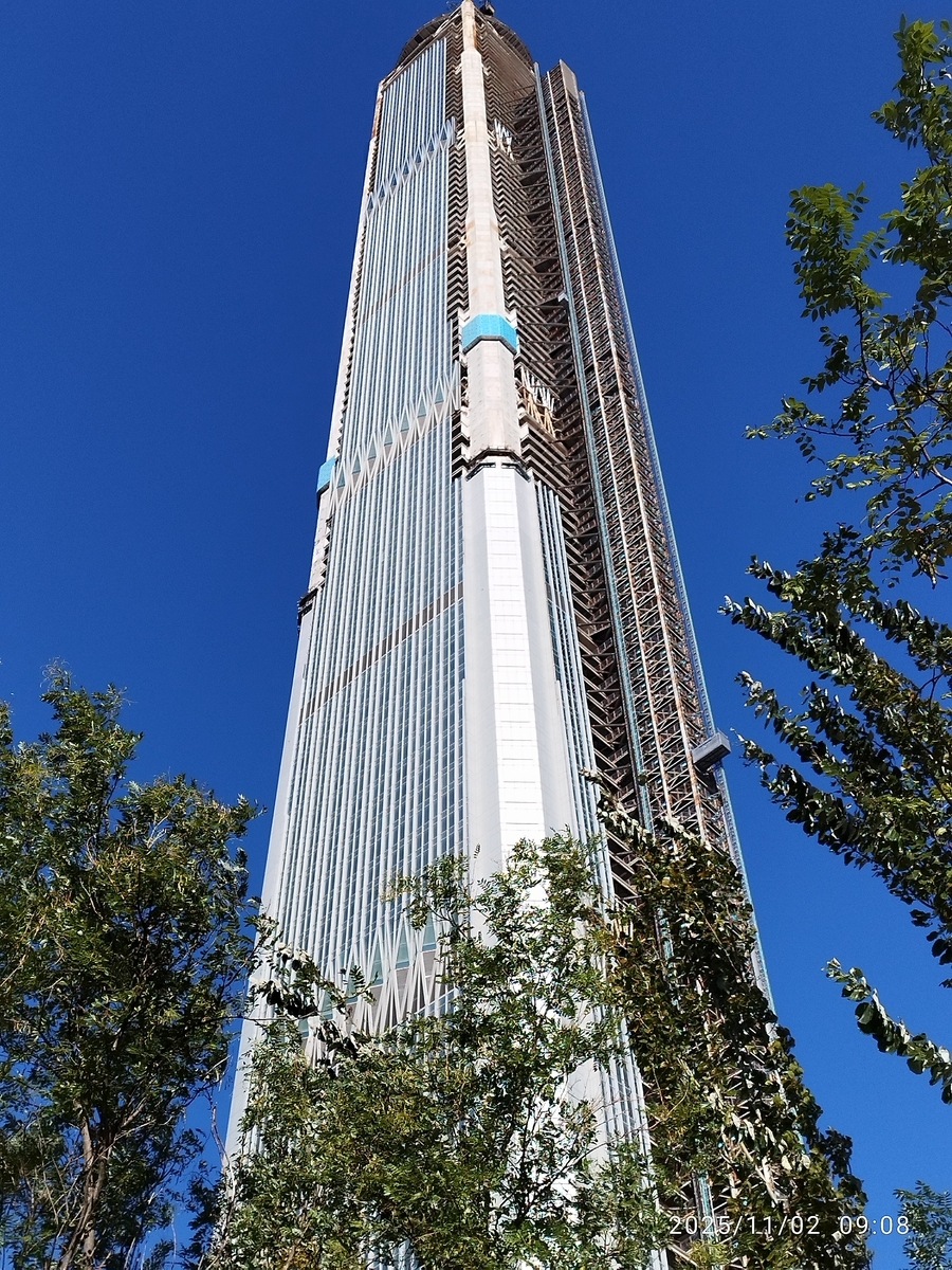 世界一高い建設中断ビル「天津117」 - おまけの会社員生活《ハケンの品格》