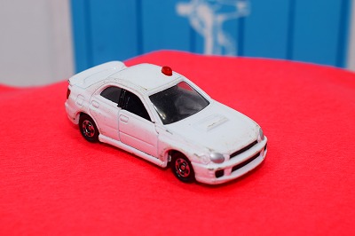 トミカ SUBARU IMPREZA WRX No.54 覆面パトカー　白 トミカ スバル インプレッサ WRX 覆面パトカー仕様 2000年 No.54 1/59