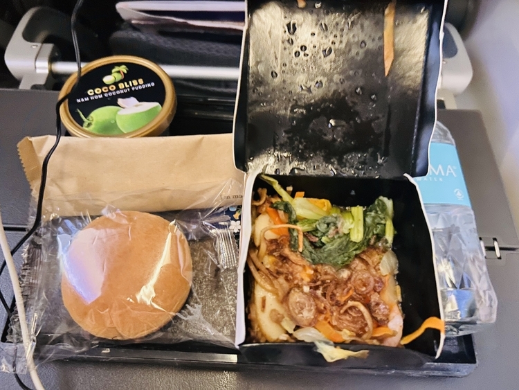 2025】シンガポール航空エコノミー機内食！飲み物、WiFi、映画