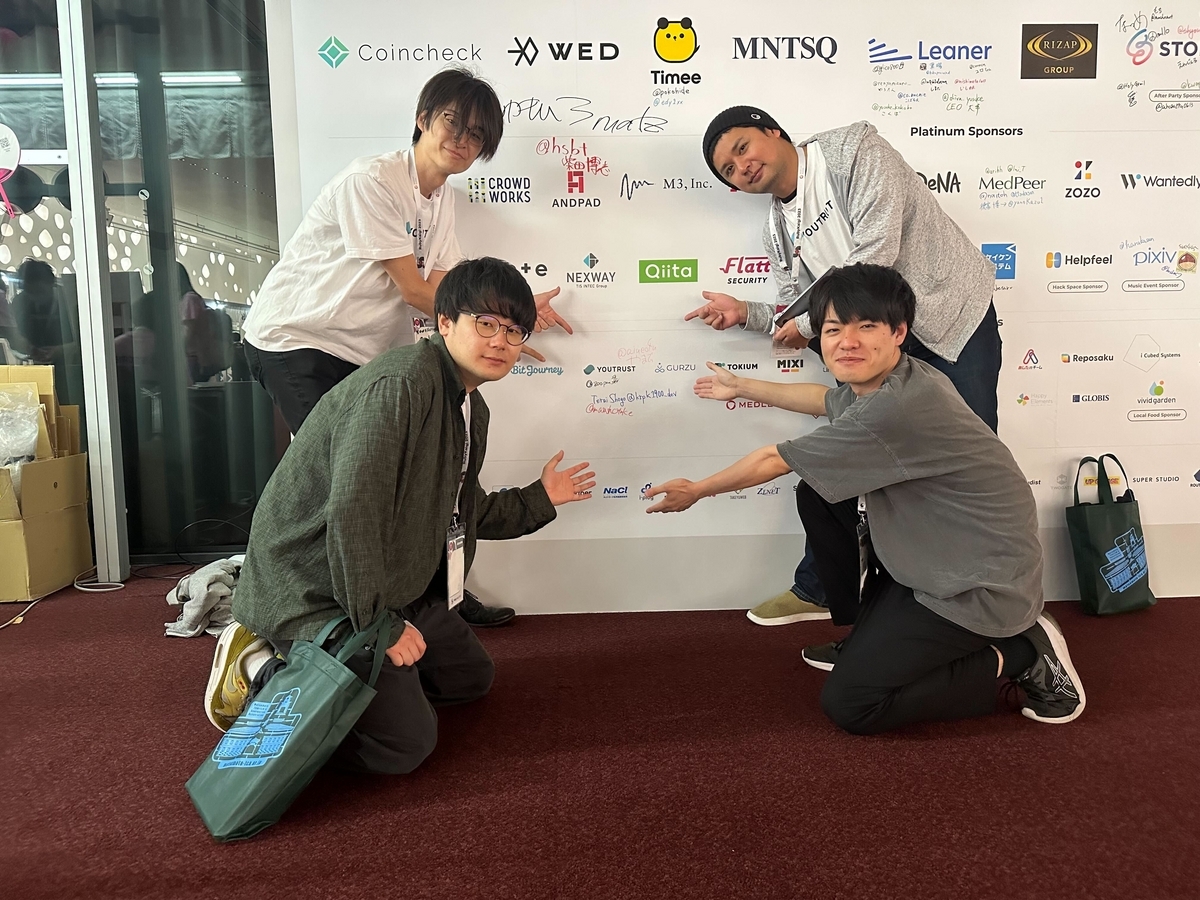 スポンサーロゴの前で集合写真