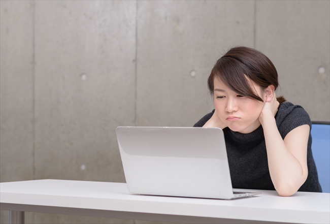 悩んでいる女性