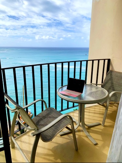 ワーケーションにおすすめ！アウトリガー・ワイキキ・ビーチリゾート-ビーチの上にあるホテル -