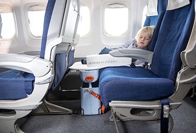 元CA解説】飛行機でフットレストは使用禁止？代用品は？子供用ベッド