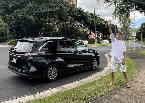 【ハワイ2024年最新】絶対お得！西海岸オプショナルツアーで新鉄道「Skyline」、絶景のピンクピルボックス、アウラニ（コオリナ）、ワイケレアウトレットモール、全部体験できる！