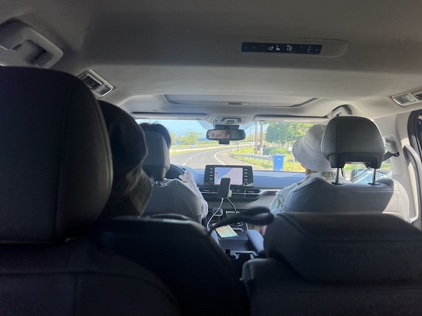 【ハワイ2024年最新】絶対お得！西海岸オプショナルツアーで新鉄道「Skyline」、絶景のピンクピルボックス、アウラニ（コオリナ）、ワイケレアウトレットモール、全部体験できる！