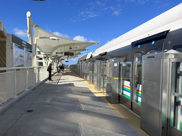 【ハワイ2024年最新】絶対お得！西海岸オプショナルツアーで新鉄道「Skyline」、絶景のピンクピルボックス、アウラニ（コオリナ）、ワイケレアウトレットモール、全部体験できる！