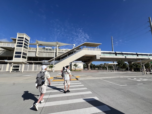 【ハワイ2024年最新】絶対お得！西海岸オプショナルツアーで新鉄道「Skyline」、絶景のピンクピルボックス、アウラニ（コオリナ）、ワイケレアウトレットモール、全部体験できる！