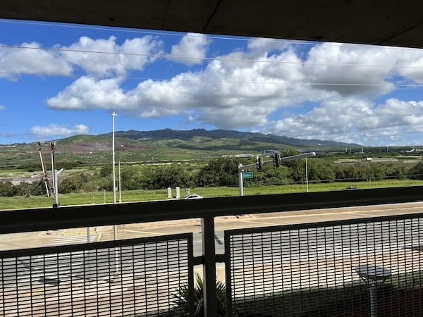 【ハワイ2024年最新】絶対お得！西海岸オプショナルツアーで新鉄道「Skyline」、絶景のピンクピルボックス、アウラニ（コオリナ）、ワイケレアウトレットモール、全部体験できる！