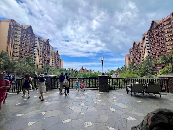 【ハワイ2024年最新】絶対お得！西海岸オプショナルツアーで新鉄道「Skyline」、絶景のピンクピルボックス、アウラニ（コオリナ）、ワイケレアウトレットモール、全部体験できる！