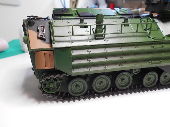 （18）1/35 陸上自衛隊水陸両用車 AAV7A1を作ります。荷台について。