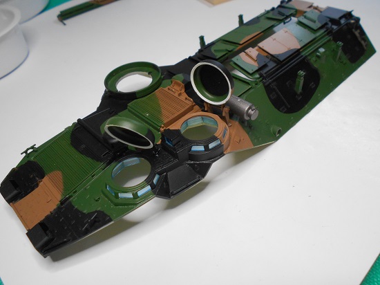 （33）1/35 陸上自衛隊水陸両用車 AAV7A1を作ります。車体上部のハッチと天井扉の組み立て。