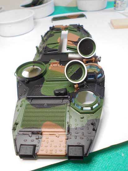 （33）1/35 陸上自衛隊水陸両用車 AAV7A1を作ります。車体上部のハッチと天井扉の組み立て。