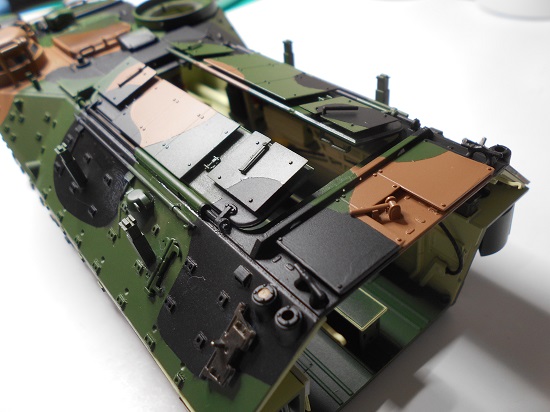 （33）1/35 陸上自衛隊水陸両用車 AAV7A1を作ります。車体上部のハッチと天井扉の組み立て。