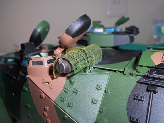 （39）「1/35 陸上自衛隊水陸両用車 AAV7A1」を作ります。車体の外部と外部から見た内部。