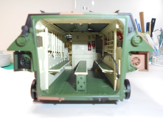 （39）「1/35 陸上自衛隊水陸両用車 AAV7A1」を作ります。車体の外部と外部から見た内部。