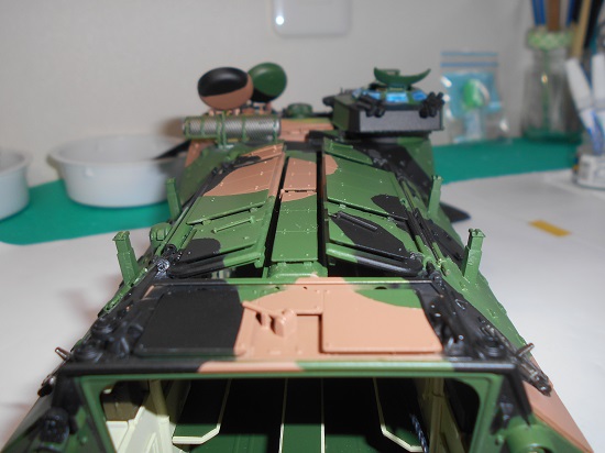（39）「1/35 陸上自衛隊水陸両用車 AAV7A1」を作ります。車体の外部と外部から見た内部。