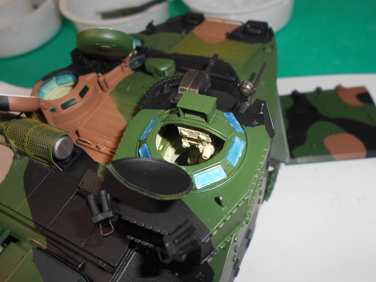 （39）「1/35 陸上自衛隊水陸両用車 AAV7A1」を作ります。車体の外部と外部から見た内部。