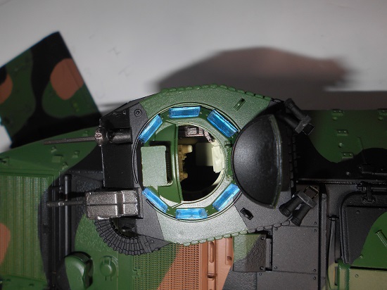 （39）「1/35 陸上自衛隊水陸両用車 AAV7A1」を作ります。車体の外部と外部から見た内部。