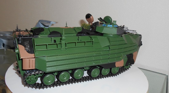 (43)「1/35 陸上自衛隊水陸両用車 AAV7A1」を作ります。完成しました。