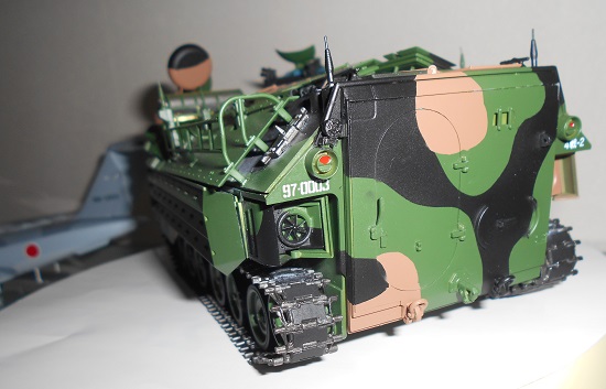 (43)「1/35 陸上自衛隊水陸両用車 AAV7A1」を作ります。完成しました。
