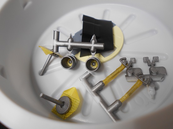 （4）1/48 ホンダジェットを作ります。同じ色の塗装について。コックピットとエンジンのパーツ。