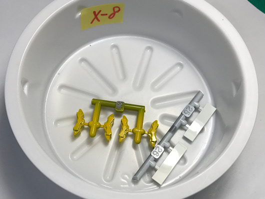 （4）「1/24 ポルシェ カレラ GT」を作ります。塗装したパーツの写真。