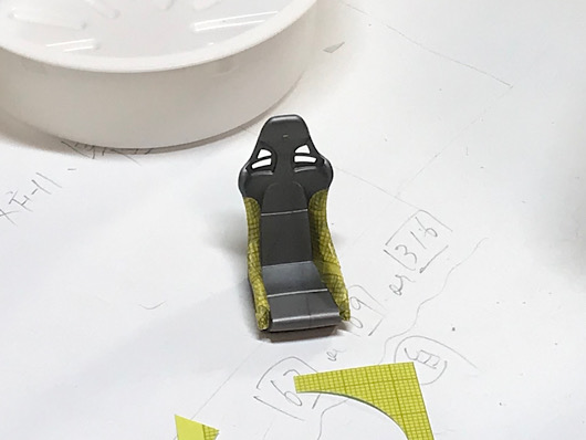 （8）「1/24 ポルシェ カレラ GT」を作ります。赤い色で塗装するシートとボディの内側について。