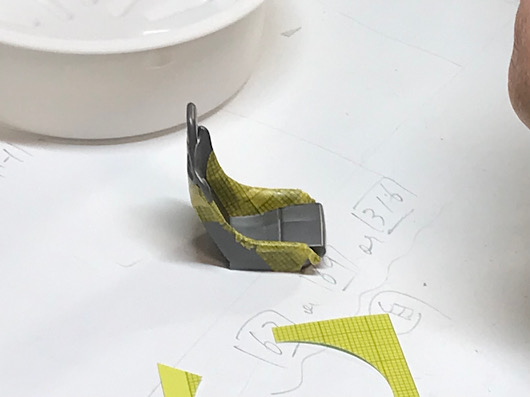 （8）「1/24 ポルシェ カレラ GT」を作ります。赤い色で塗装するシートとボディの内側について。
