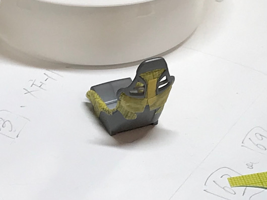 （8）「1/24 ポルシェ カレラ GT」を作ります。赤い色で塗装するシートとボディの内側について。
