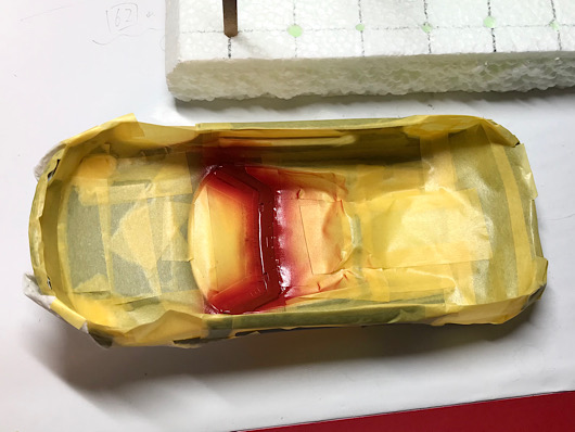 （8）「1/24 ポルシェ カレラ GT」を作ります。赤い色で塗装するシートとボディの内側について。
