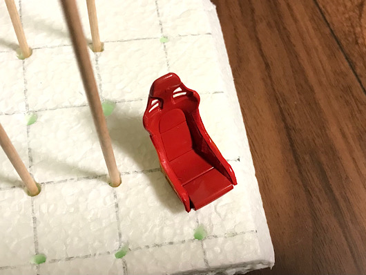 （8）「1/24 ポルシェ カレラ GT」を作ります。赤い色で塗装するシートとボディの内側について。