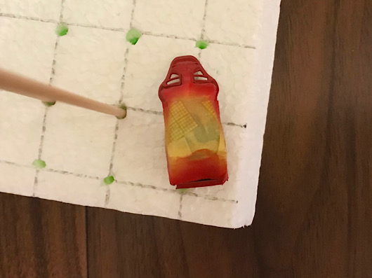 （8）「1/24 ポルシェ カレラ GT」を作ります。赤い色で塗装するシートとボディの内側について。