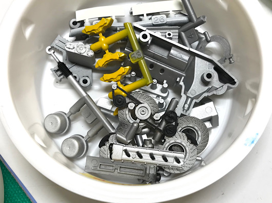 （8）「1/24 ポルシェ カレラ GT」を作ります。塗装したパーツ。