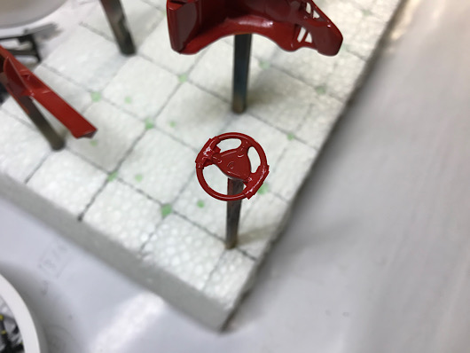 （8）「1/24 ポルシェ カレラ GT」を作ります。赤い色で塗装したハンドル。