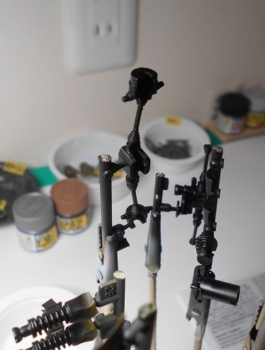 （2）「1/35陸上自衛隊 軽装甲機動車（LAV）」を作ります。サスペンションの塗装まで。