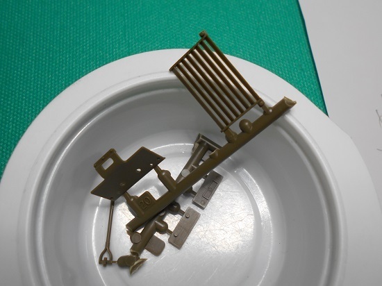 （4）「1/35陸上自衛隊 軽装甲機動車（LAV）」を作ります。車体のパーツの下処理など。