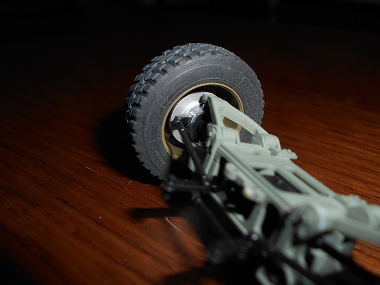 （5）「1/35陸上自衛隊 軽装甲機動車（LAV）」を作ります。サスペンションの組み立て。