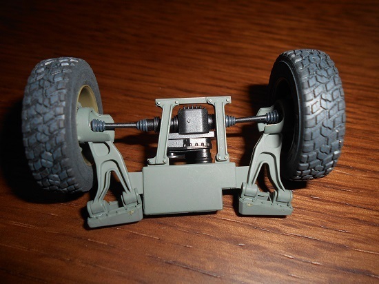 （5）「1/35陸上自衛隊 軽装甲機動車（LAV）」を作ります。サスペンションの組み立て。