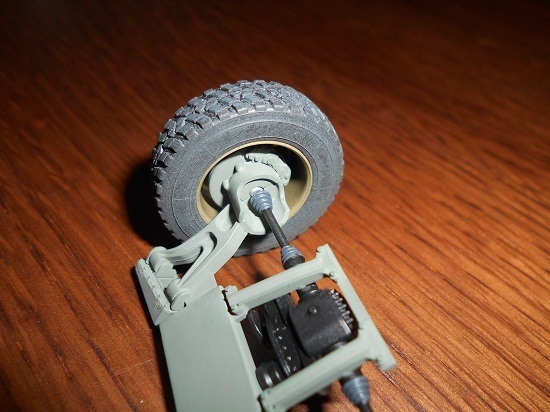 （5）「1/35陸上自衛隊 軽装甲機動車（LAV）」を作ります。サスペンションの組み立て。
