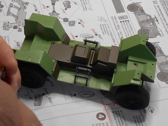 （6）「1/35陸上自衛隊 軽装甲機動車（LAV）」を作ります。車体の組み立て。