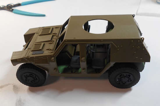 （6）「1/35陸上自衛隊 軽装甲機動車（LAV）」を作ります。車体の組み立て。