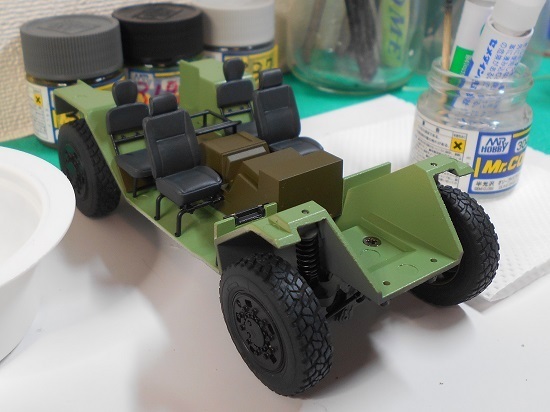 （8）「1/35陸上自衛隊 軽装甲機動車（LAV）」を作ります。車体の塗装の準備。