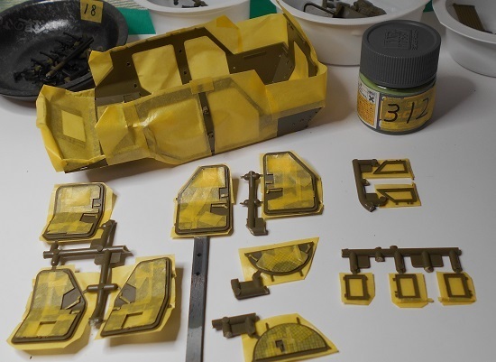 （9）「1/35陸上自衛隊 軽装甲機動車（LAV）」を作ります。車体とドアとドライバーの塗装。